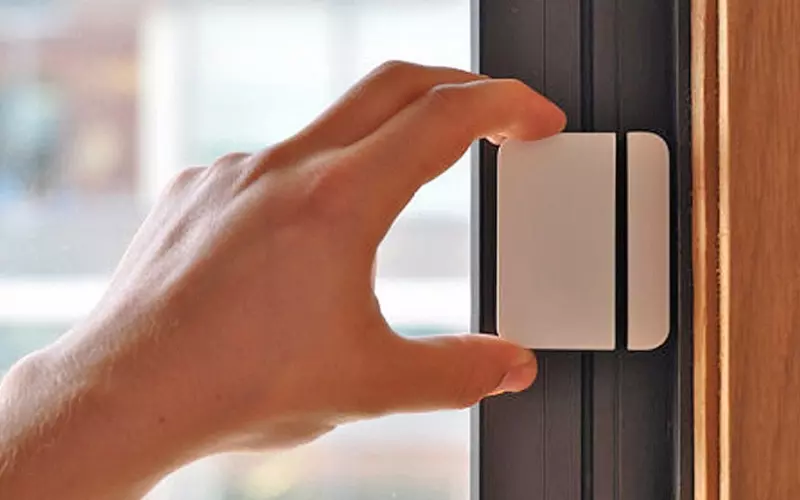 Cảm biến cửa hoạt động thông qua bộ điều khiển trung tâm và kết nối với Wi-Fi