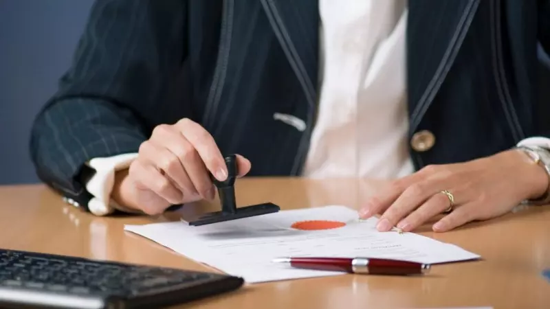 Công chứng viên, người có thẩm quyền và được cấp phép, đảm bảo tuân thủ các quy tắc và quy trình công chứng