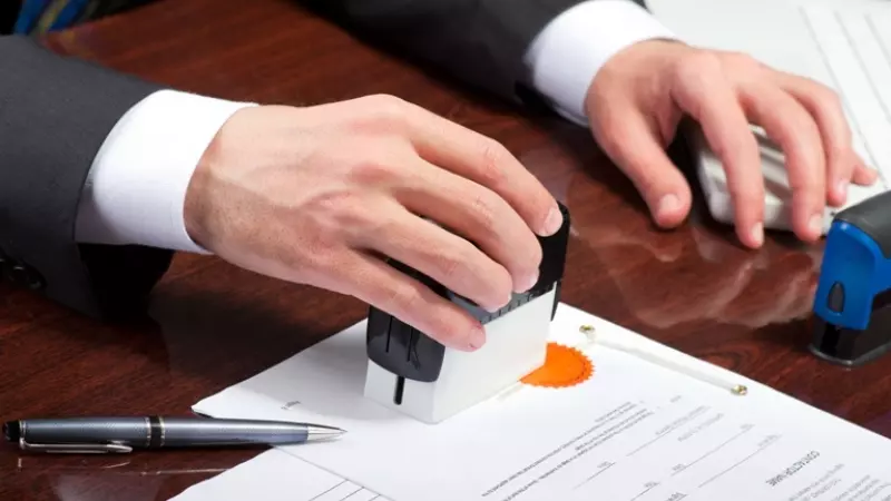 Các hợp đồng thành lập công ty, hợp đồng hợp tác kinh doanh, hợp đồng mua bán hàng hóa,...