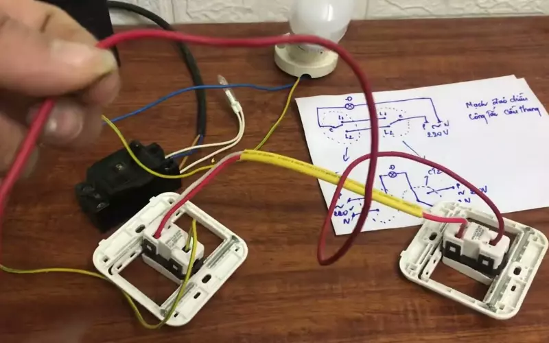 Các thiết bị để đấu nối công tắc 2 chiều