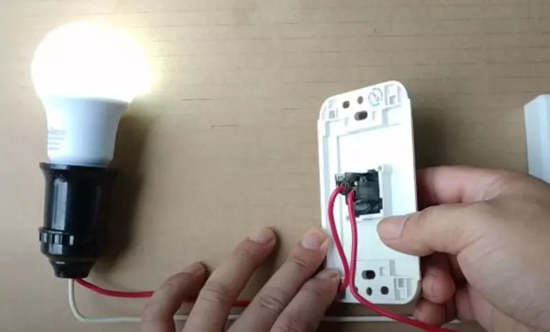 Công tắc điện 1 chiều nối với bóng đèn để đổi chiều