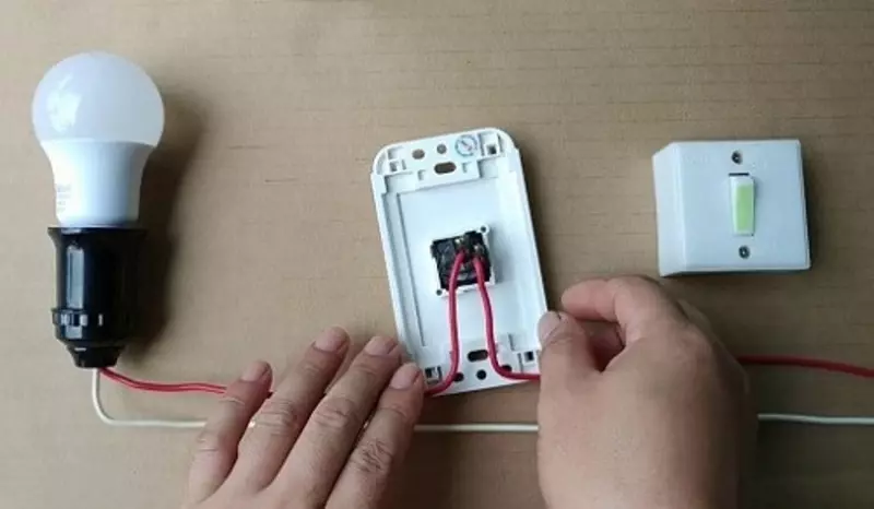Công tắc đảo chiều có thiết kế phức tạp khiến việc đấu dây trở nên khó khăn