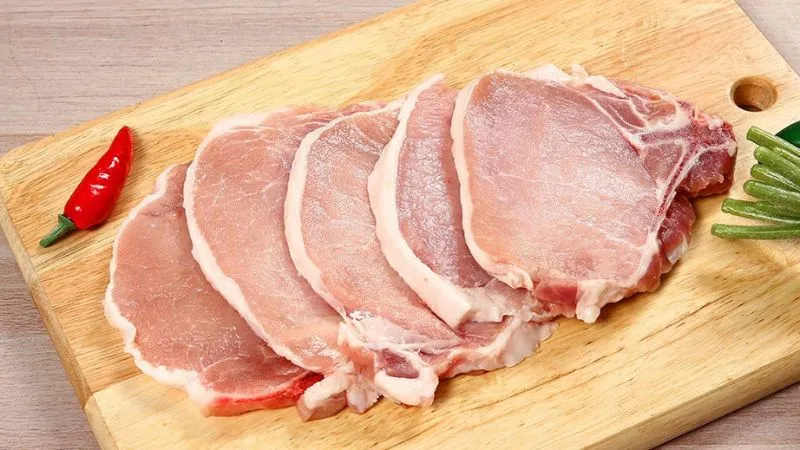 Nên chọn những miếng có phần viền ngoài nhiều mỡ, phần nạc bên trong thì có nhiều thớ thịt đều nhau