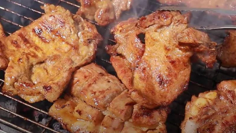 Bạn cần điều chỉnh lửa thật kỹ để đảm bảo phần thịt bên ngoài vừa chín tới mà bên trong vẫn còn đẫm nước