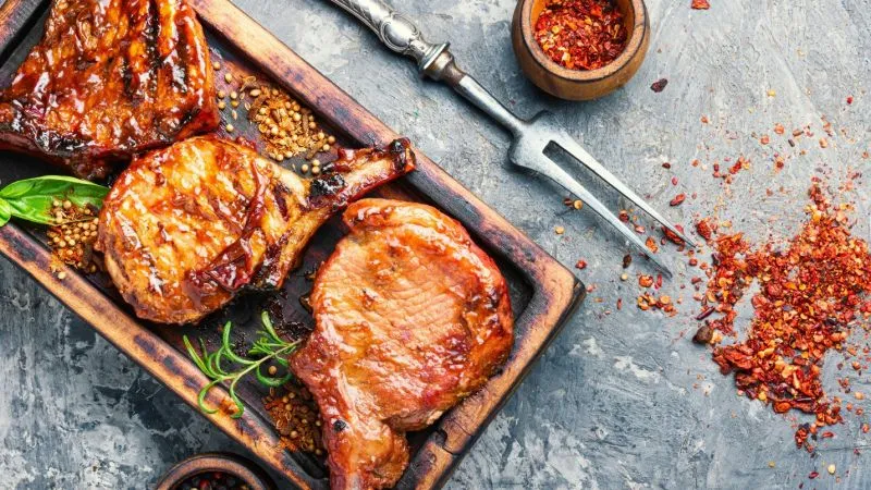 Nên sử dụng nhiều loại gia vị hoặc thực phẩm khác để món các món ăn từ thịt cốt lết ngon và mới lạ hơn