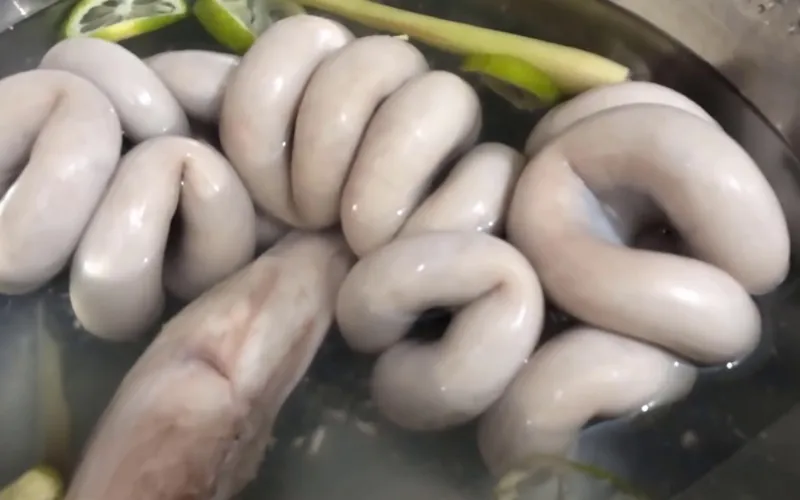 Hãy cùng nhau học theo cách luộc "2 sôi 3 lạnh" của người Bắc để có món dồi luộc thơm ngon