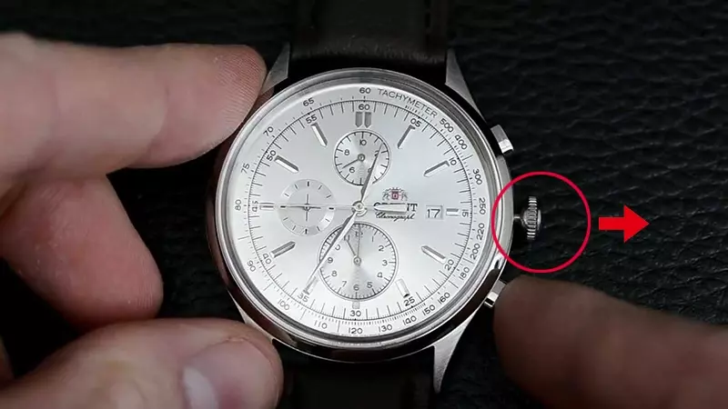 Để điều chỉnh ngày trên đồng hồ Chronograph, bạn cần kéo nút giữa đồng hồ ra 1 nấc