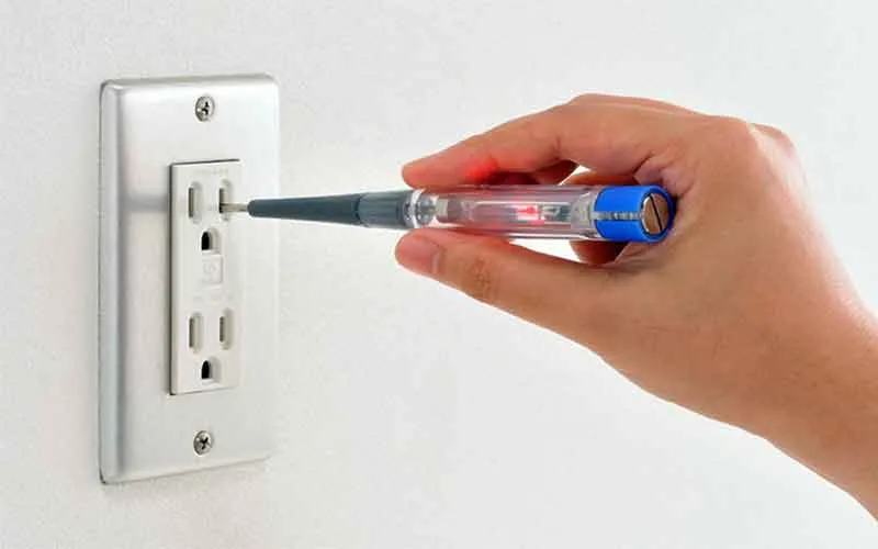 Dùng bút rò điện kiểm tra