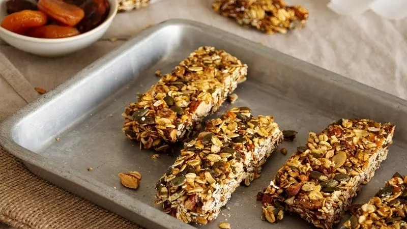 Hạn chế thức ăn nhẹ như bánh granola, bánh quy giòn, bánh nướng xốp,...