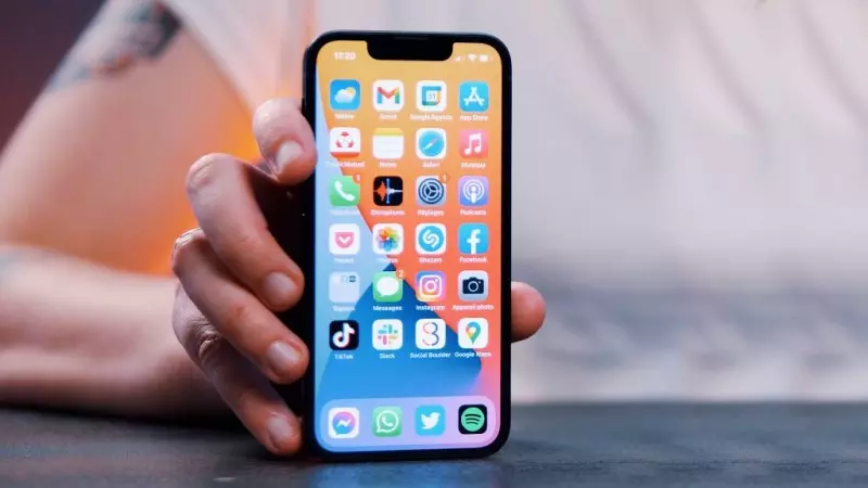 Nhấn giữ một nút cạnh bất kỳ lúc iPhone đang sáng màn hình sẽ làm Face ID bị vô hiệu hóa