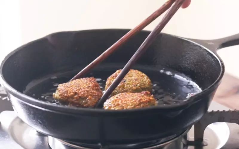 Phần falafel cần được chiên vàng giòn