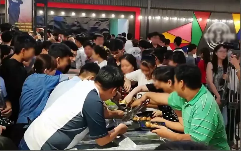 Không xô đẩy, chen lấn, tranh giành đồ ăn khi dùng tiệc finger food