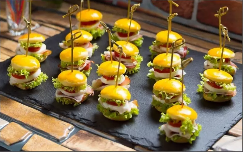 Tiệc finger food sẽ có những món ăn nhỏ gọn, dễ ăn và thực khách dùng tay để ăn