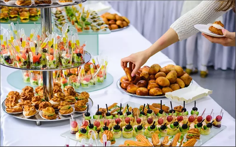 Lấy đồ ăn vừa đủ khi dùng tiệc finger food