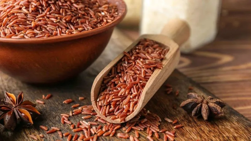 Gạo lứt hay còn gọi là gạo rằn, gạo lật, giàu dinh dưỡng nhưng chứa ít calo
