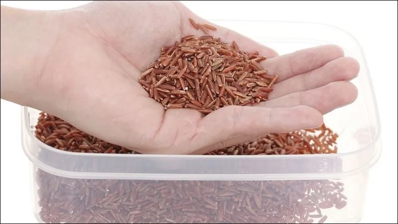 Bạn có thể sử dụng một hộp đựng gạo chuyên dụng để bảo quản gạo lứt