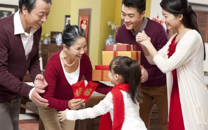 Ông bà mừng tuổi con cháu