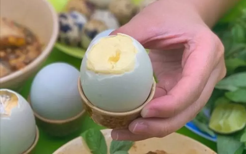 Hột vịt dữa cũng đã dần trở thành một món ăn đường phố quen thuộc