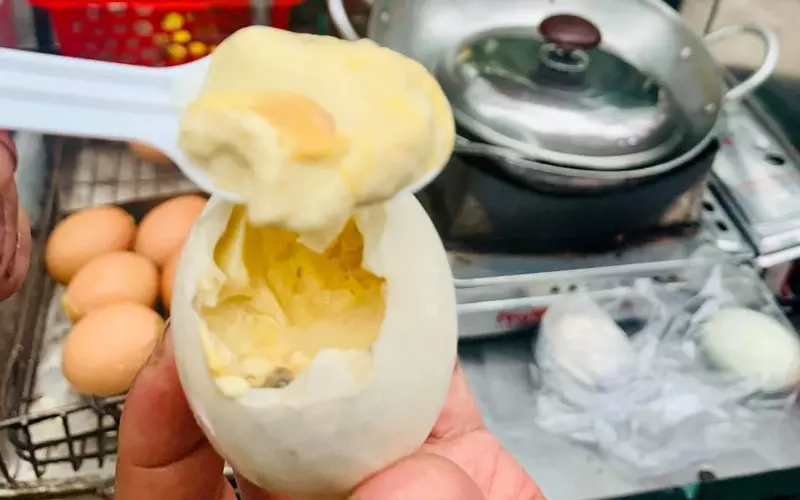 Hột vịt dữa cũng đã dần trở thành một món ăn đường phố quen thuộc