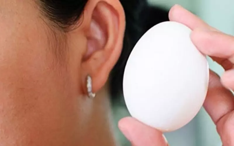 Các bạn có thể lắc trứng để xem đó là trứng sống hay đã bị ung