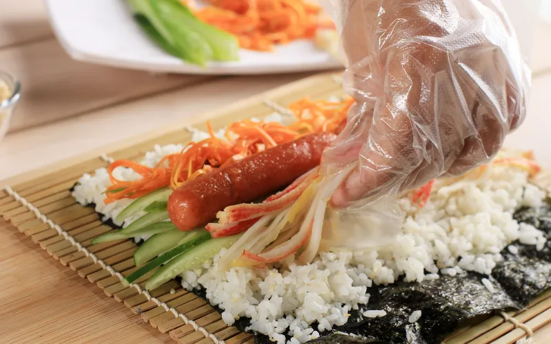 Bạn nền dùng thanh tre chuyên dụng để tránh việc khi cuộn làm nát rong biển