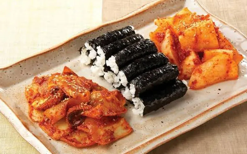 Kimbap Chungmu là loại kimbap đơn giản gồm cơm và rong biển