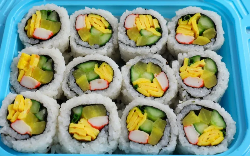 Kimbap Nudeu là loại kimbap này được bọc cơm bên ngoài mới đến rong biển