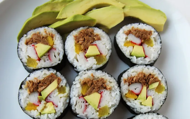 Chamchi được cuốn cùng nhiều loại nguyên liệu nhưng cá hồi là nguyên liệu chính