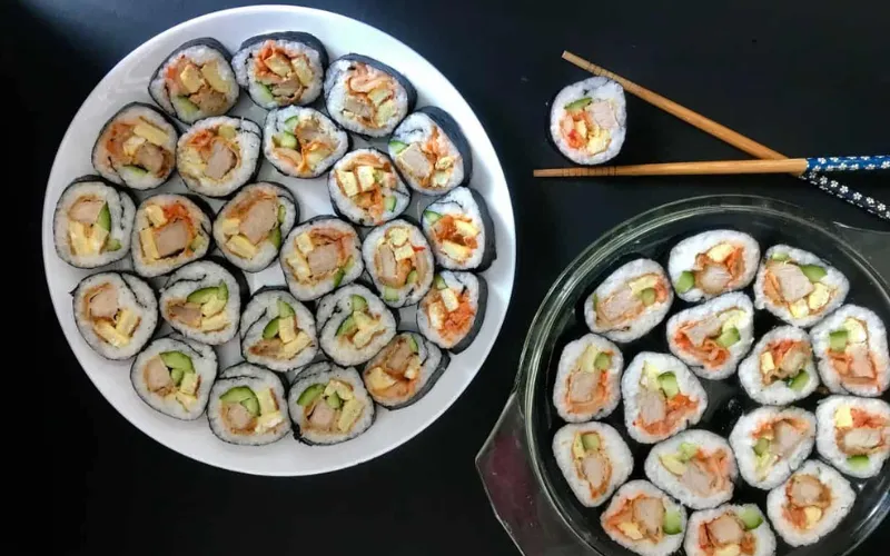 Kimbap Donkkaseu có phần nhân chủ yếu là thịt heo