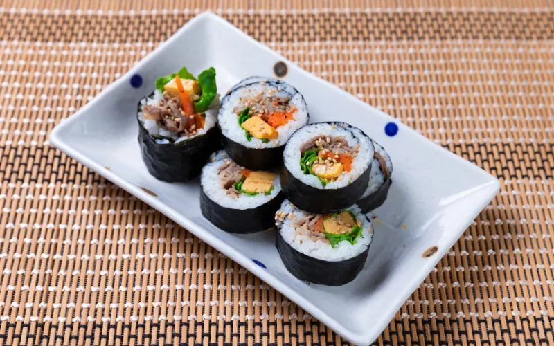 Kimbap là món ăn lành tính nên phù hợp với tất cả mọi người trong đó có cả bà bầu và trẻ em