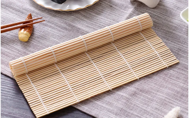 Dụng cụ cuộn kimbap là vật không thể thiếu