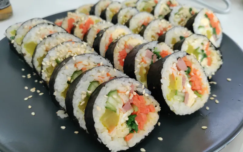 Kimbap còn được gọi là gimbap là món ăn có vỏ ngoài là rong biển khô cuộn bên trong là cơm nóng