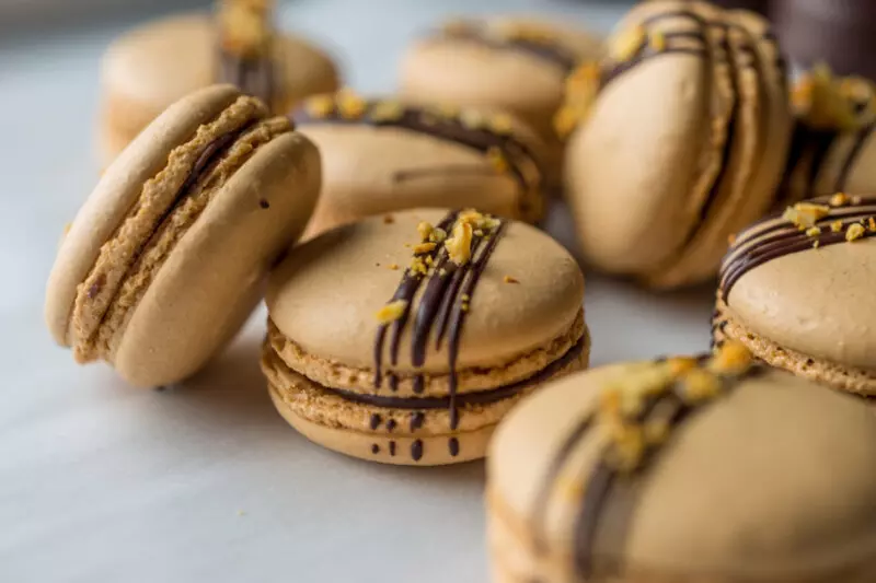 Macaron là cái tên bắt nguồn từ từ maccarone hoặc maccerone trong tiếng Ý