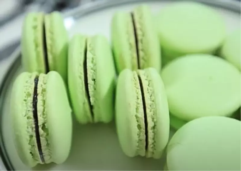 Thành phẩm ra lò là những chiếc bánh macaron mềm mại