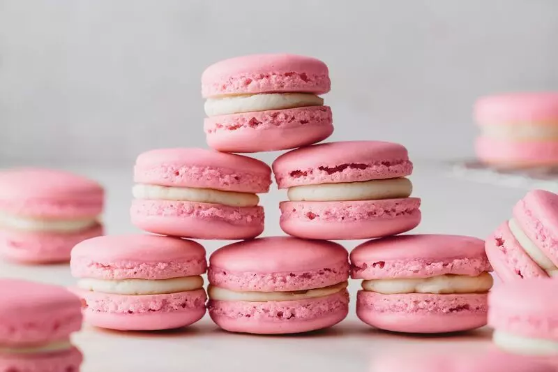 Macaron có kết cấu tương đối mềm, xốp, tan chảy ngay khi cho vào miệng