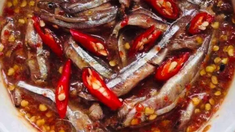 Người ta thường cho thêm 0,1% benzoat natri để mắm giữ được hương vị lâu