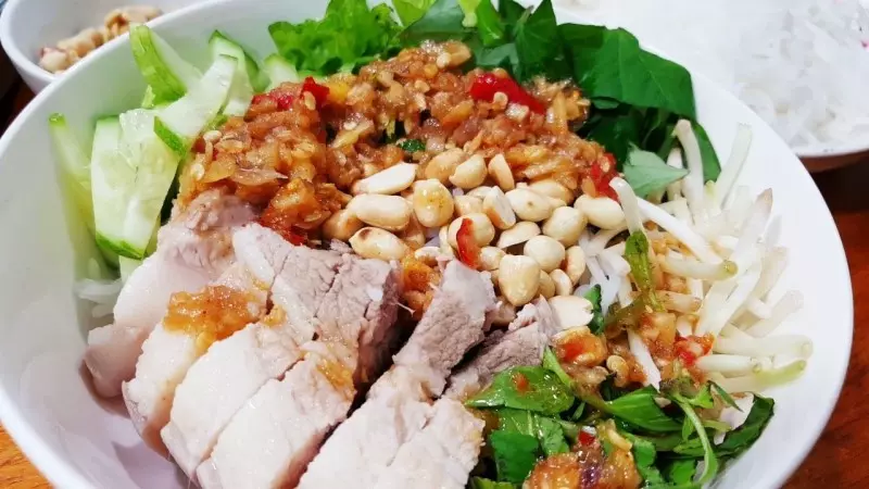 Bún mắm nêm chắc không còn quá xa lạ với người dân miền Trung