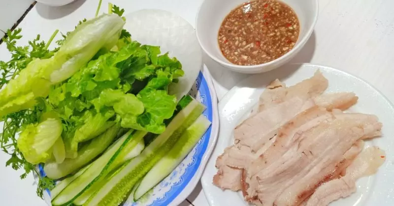 Thịt heo hai dầu da cuộn bánh tráng chắc hẳn là món ăn mà nhà nhà đều mê