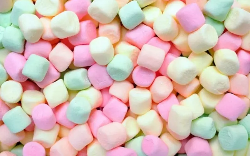 Marshmallow khá giống với bông gòn khi có độ xốp, mềm và dẻo ngọt
