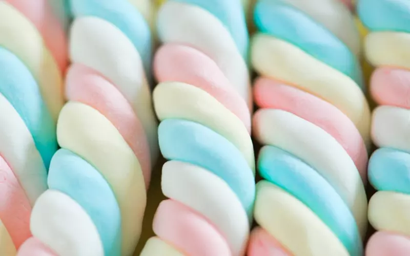 Marshmallow khá giống với bông gòn khi có độ xốp, mềm và dẻo ngọt