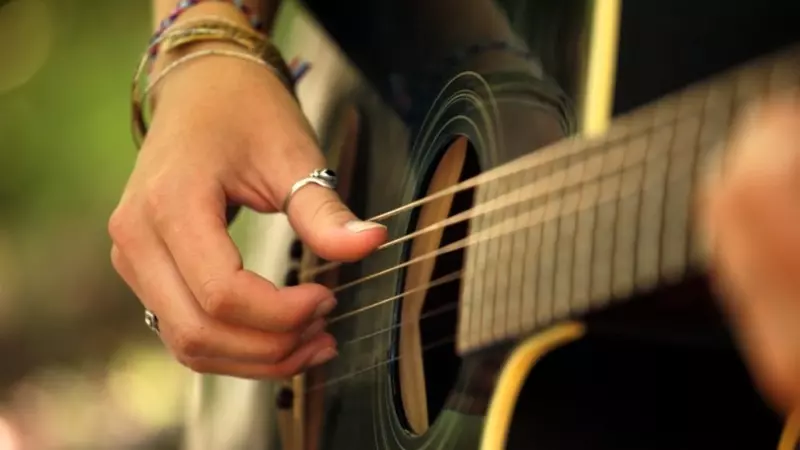 Kiểm tra từng bài hát trên cây đàn guitar của bạn và chỉnh sửa nó theo sở thích âm nhạc của bạn