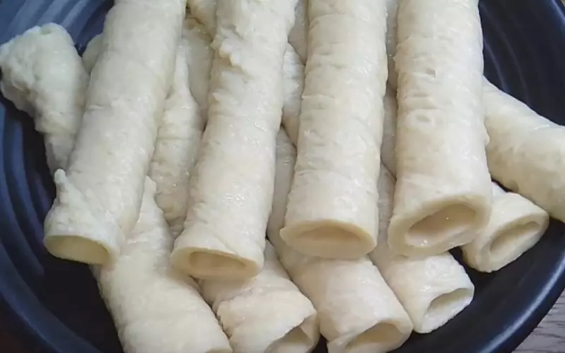 Mì căn là nguyên liệu chính trong các món ăn chay ở Đông Á được làm từ bột mì và nước