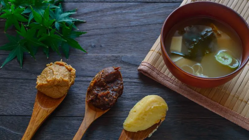 Nếu phân loại như miso theo nguyên liệu thì sẽ bao gồm 4 loại chính là miso gạo (phổ biến nhất), miso lúa mạch, miso đậu và miso hỗn hợp