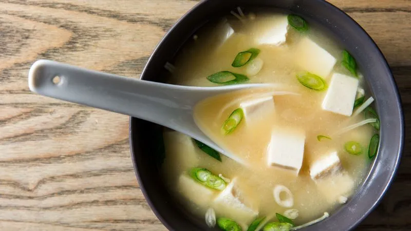 Súp miso là một món ăn truyền thống của Nhật Bản, với cách chế biến đơn giản