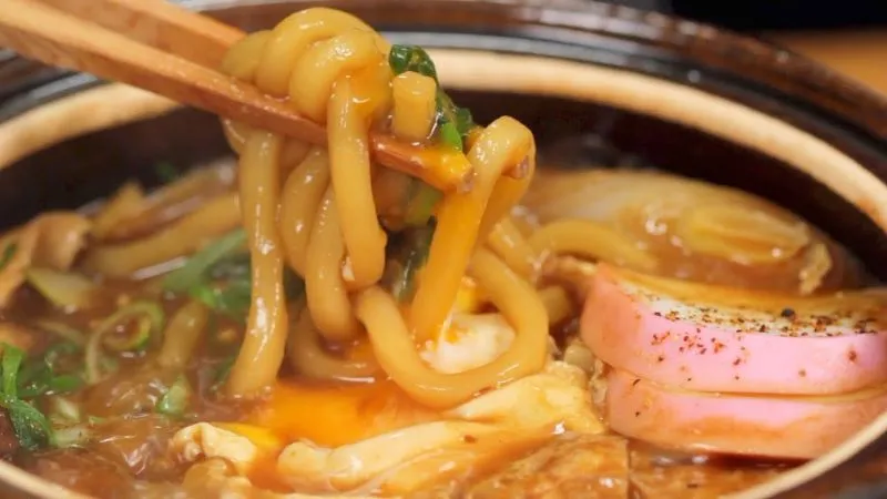 Mì udon gà sốt miso nổi bật với phần nước dùng thanh ngọt, thịt gà mềm, thấm vị