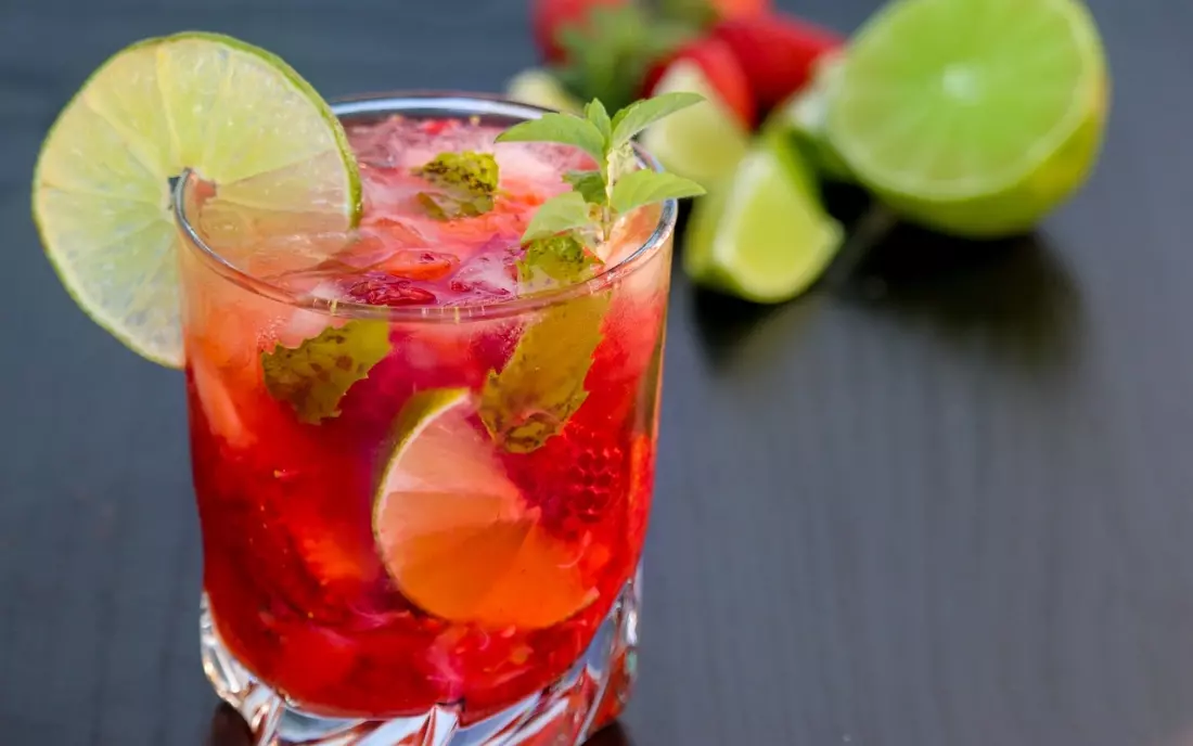 Mojito dâu tây với màu sắc bắt mắt