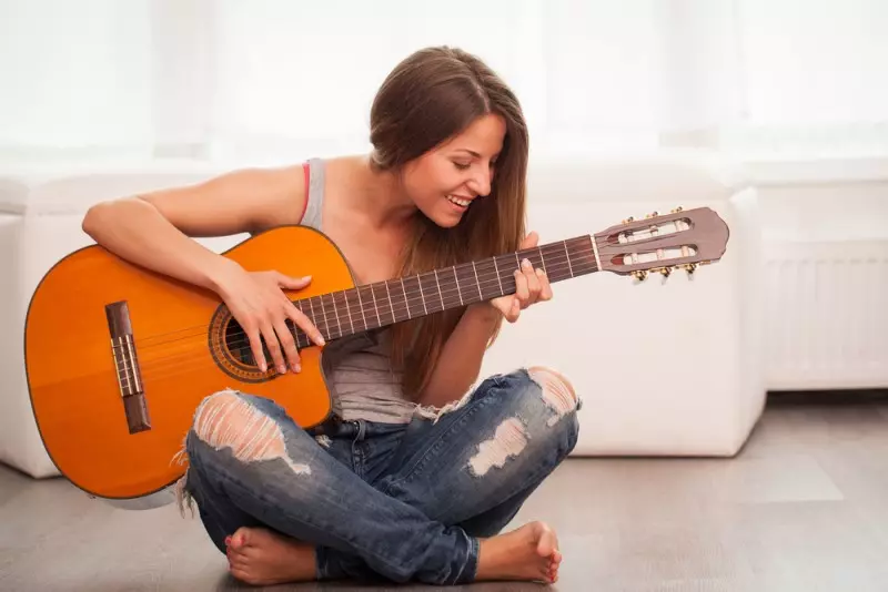 Các bài hát Ballad cũng sử dụng những nhạc cụ Acoustic như Guitar, Piano,...