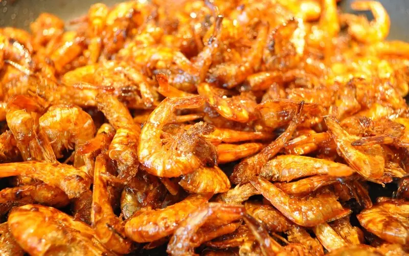Đây là các món panchan được làm từ tôm hoặc cá cơm, sau đó phơi khô và chiên hoặc xào với tương ngọt