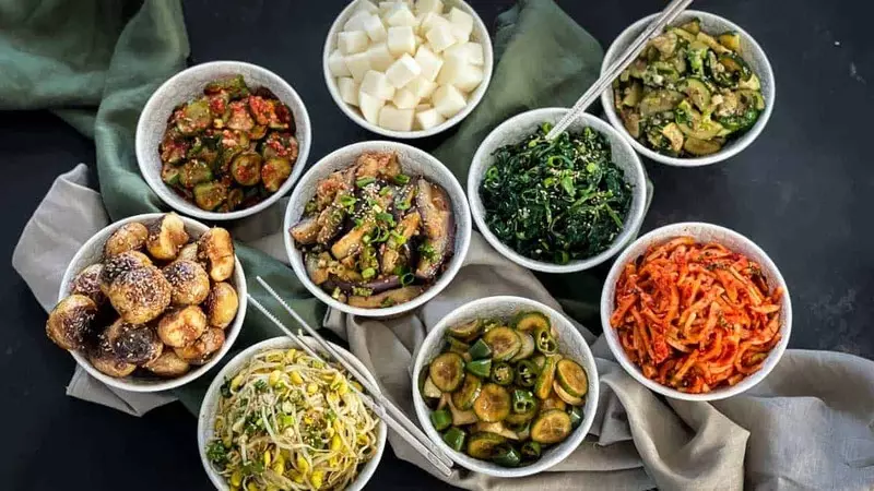 Ở Hàn Quốc, các món panchan này thường được phục vụ không giới hạn tại các nhà hàng