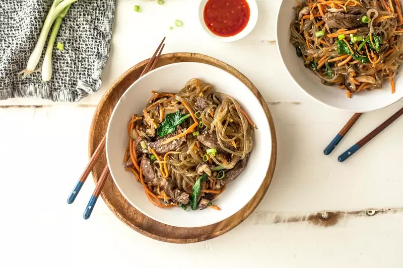 Japchae là món miến xào cùng thịt bò và các gia vị như xì dầu, ớt,...
